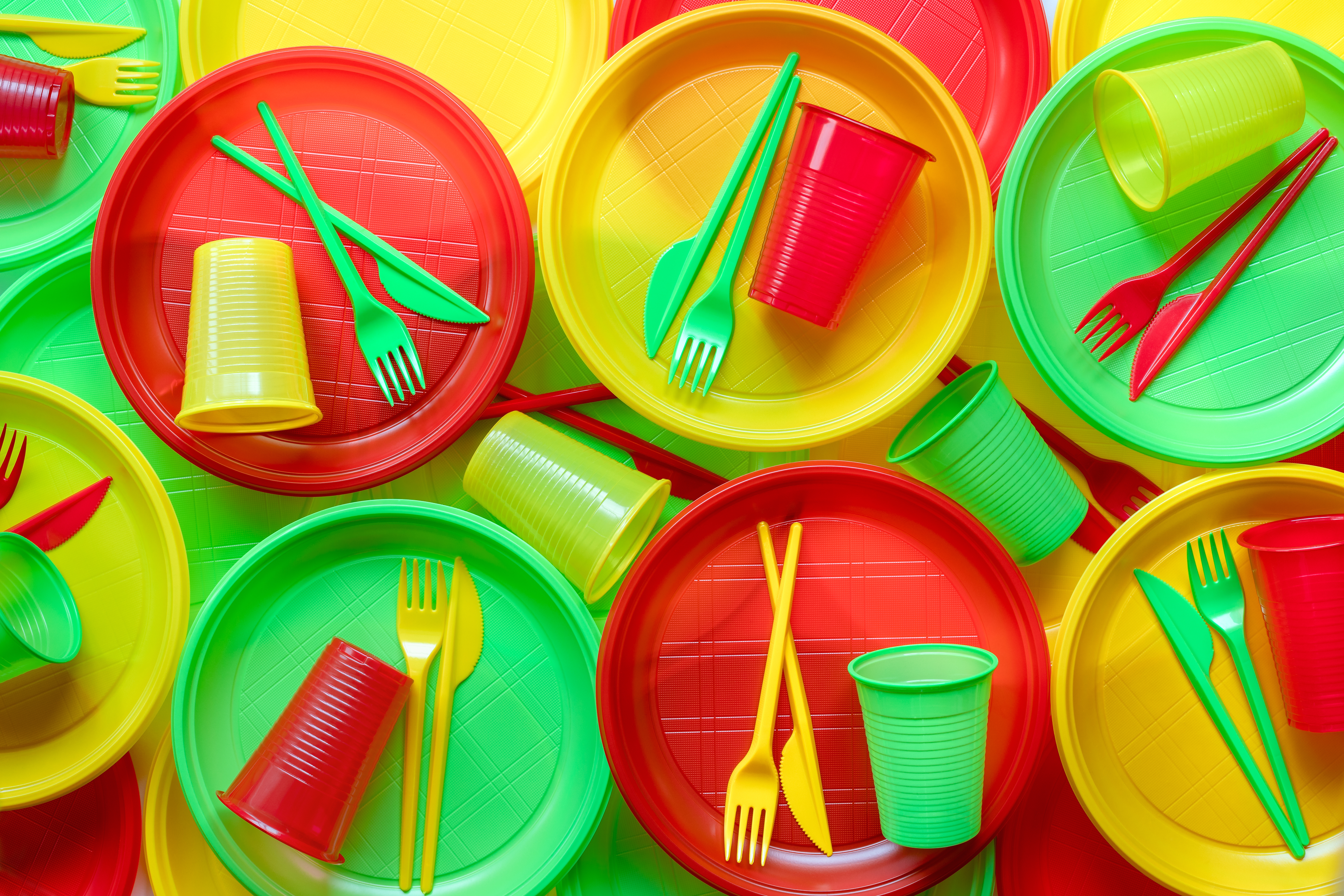 https://stock.adobe.com/br/images/bright-plastic-disposable-tableware-background/215934508